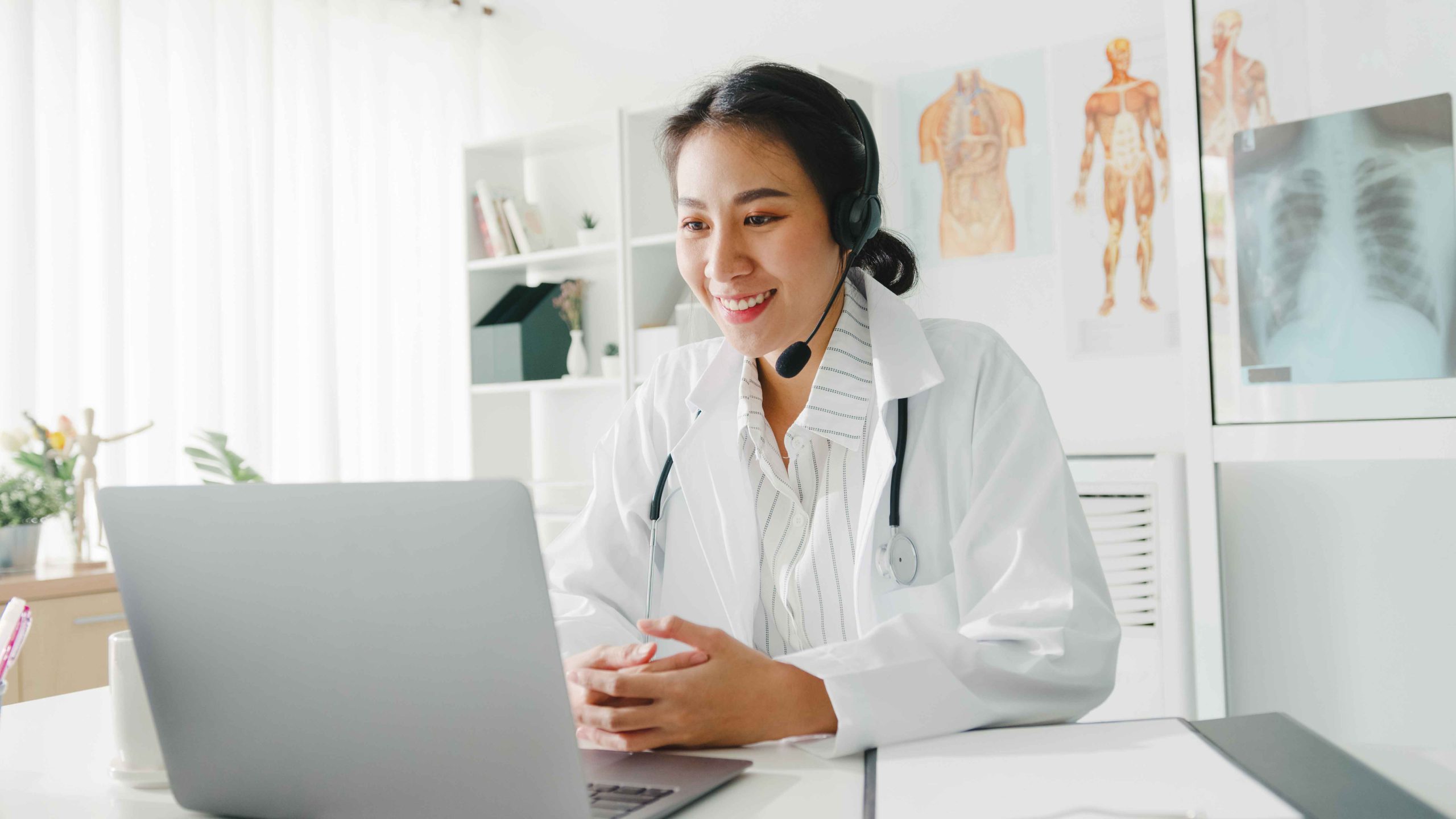 Médica realizando teleconsulta com paciente