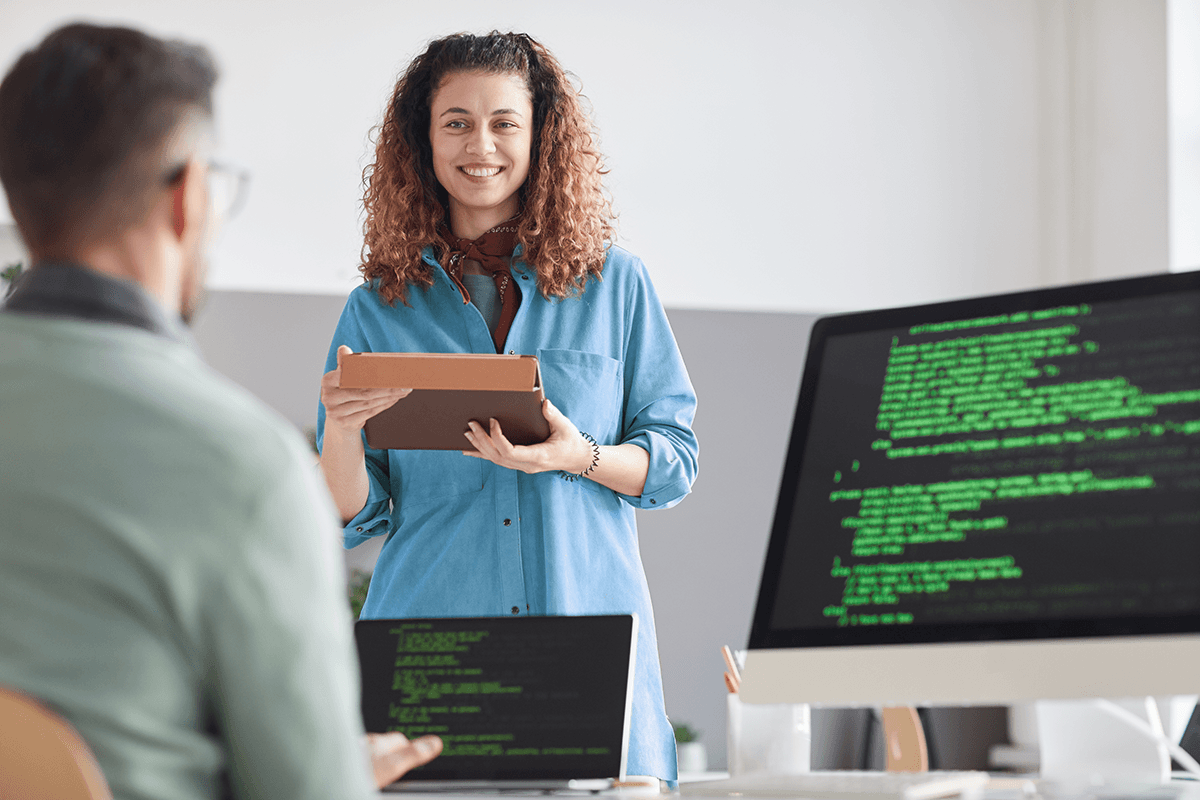 Homem e mulher conversando sobre programação